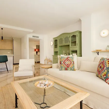 Newly Renovated With Large Private And Glazed Terrace, Close To The In Elviria, East Marbella