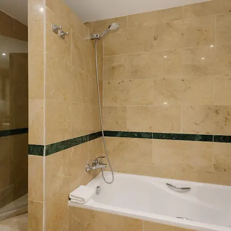 Newly Renovated With Large Private And Glazed Terrace, Close To The In Elviria, East * Marbella