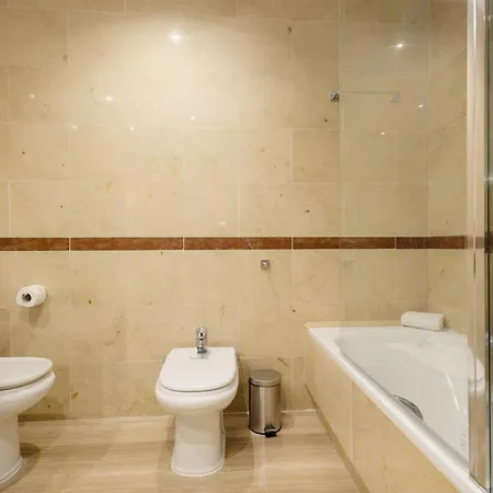 Newly Renovated With Large Private And Glazed Terrace, Close To The In Elviria, East Apartment