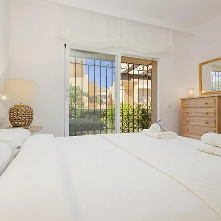 Newly Renovated With Large Private And Glazed Terrace, Close To The In Elviria, East *