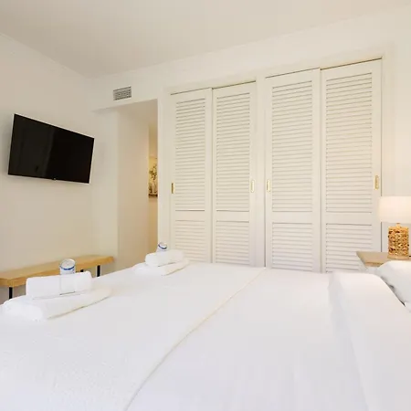 Newly Renovated With Large Private And Glazed Terrace, Close To The In Elviria, East Apartment