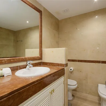 Newly Renovated With Large Private And Glazed Terrace, Close To The In Elviria, East