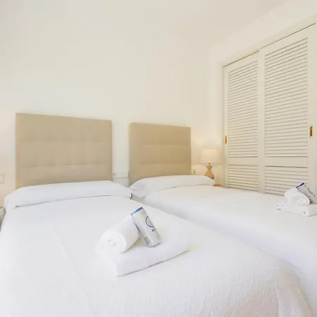 Newly Renovated With Large Private And Glazed Terrace, Close To The In Elviria, East