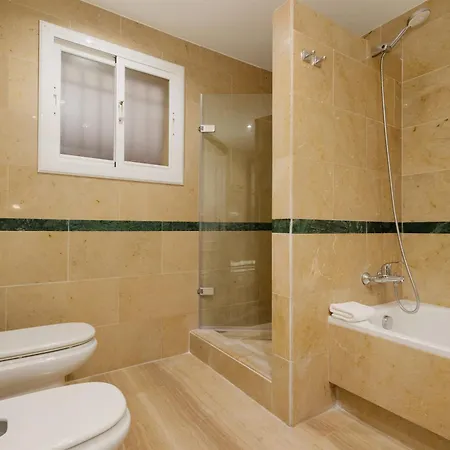 Apartment Newly Renovated With Large Private And Glazed Terrace, Close To The In Elviria, East Marbella