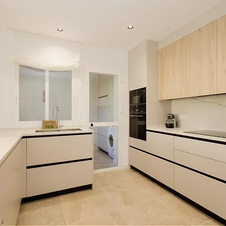 Apartment Newly Renovated With Large Private And Glazed Terrace, Close To The In Elviria, East *