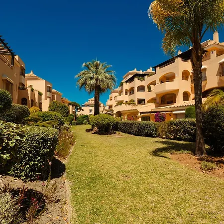 Newly Renovated With Large Private And Glazed Terrace, Close To The In Elviria, East Apartment