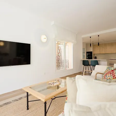 Newly Renovated With Large Private And Glazed Terrace, Close To The In Elviria, East Apartment *