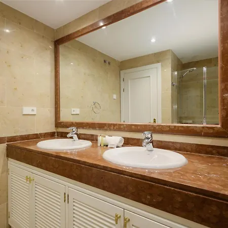Apartment Newly Renovated With Large Private And Glazed Terrace, Close To The In Elviria, East