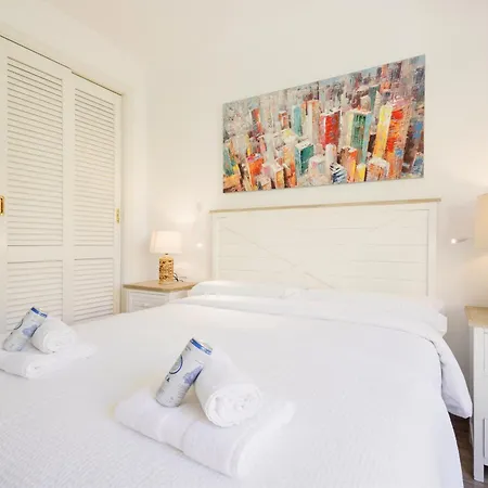 Newly Renovated With Large Private And Glazed Terrace, Close To The In Elviria, East *