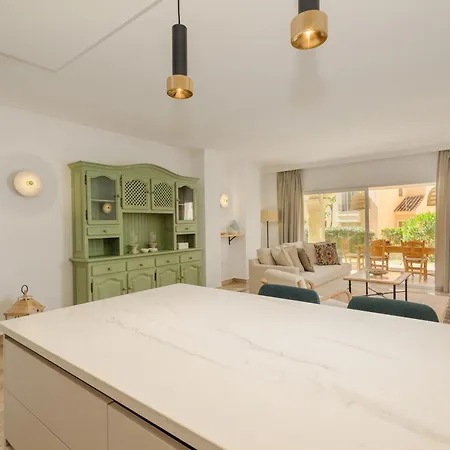 Newly Renovated With Large Private And Glazed Terrace, Close To The In Elviria, East Apartment