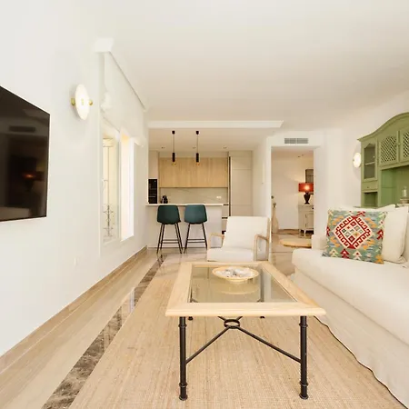 Apartment Newly Renovated With Large Private And Glazed Terrace, Close To The In Elviria, East